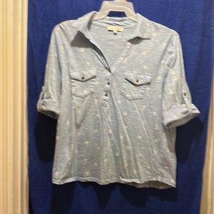 Women’s cropped sleeved top.